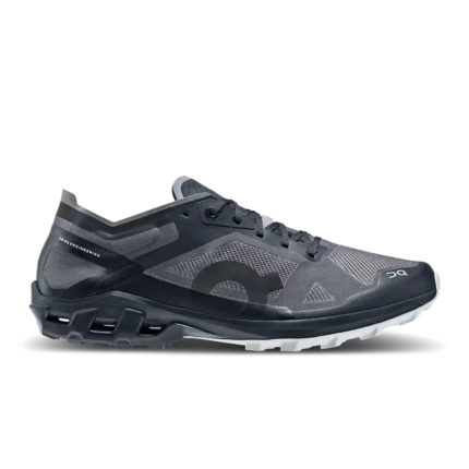 Key features Weight: 230g CloudTec® cushioning for competitive comfort 30% Carbon Speedboard® for the most powerful take-offs A single layer mesh upper keeps you light on your feet On Cloud Black Cloudventure Peak 3