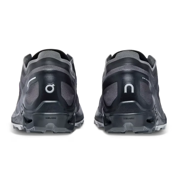 Key features Weight: 230g CloudTec® cushioning for competitive comfort 30% Carbon Speedboard® for the most powerful take-offs A single layer mesh upper keeps you light on your feet On Cloud Black Cloudventure Peak 3